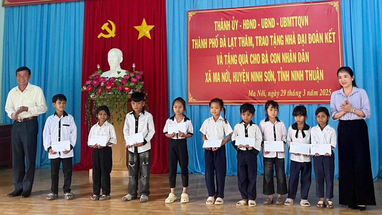 Trao học bổng “Thắp sáng ước mơ” tặng các học sinh vượt khó học giỏi tại xã Ma Nới.