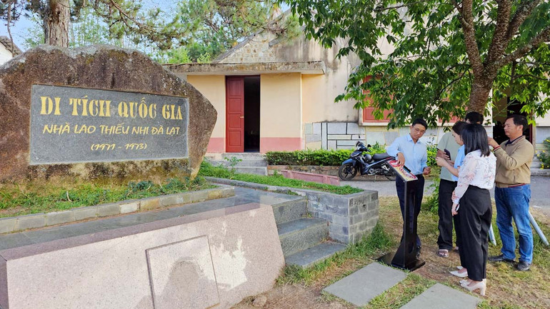 Mỗi bảng gắn chip cung cấp câu chuyện, hình ảnh, video hoặc mô hình 3D về địa điểm, di tích nơi bảng gắn chip được đặt... Mỗi bảng gắn chip cung cấp câu chuyện, hình ảnh, video hoặc mô hình 3D về địa điểm, di tích nơi bảng gắn chip được đặt...