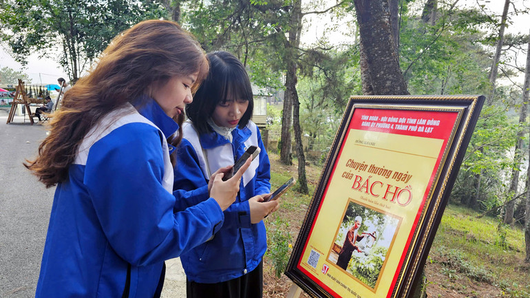 Tuổi trẻ Đà Lạt quét mã QR đọc sách số hóa.