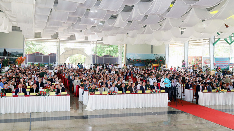 Quang cảnh lễ kỷ niệm. Quang cảnh lễ kỷ niệm.