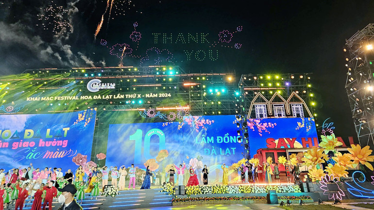 Cảnh diễn tại đêm khai mạc Festival Hoa Đà Lạt lần thứ 10 năm 2024. Cảnh diễn tại đêm khai mạc Festival Hoa Đà Lạt lần thứ 10 năm 2024.