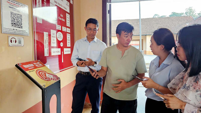 Đại diện Công ty cổ phần Phygital Labs hướng dẫn kết nối điểm đến qua điện thoại thông minh. Đại diện Công ty cổ phần Phygital Labs hướng dẫn kết nối điểm đến qua điện thoại thông minh.