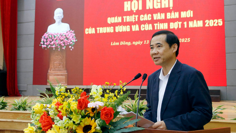 Quyền Bí thư Tỉnh ủy Lâm Đồng Nguyễn Thái Học phát biểu ý kiến tại hội nghị.