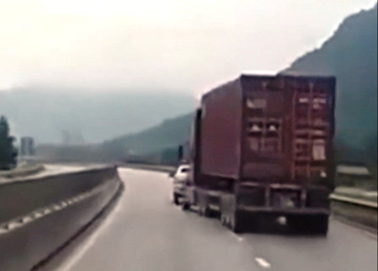 Lái xe container không chấp hành hiệu lệnh dừng phương tiện của Cảnh sát giao thông. Lái xe container không chấp hành hiệu lệnh dừng phương tiện của Cảnh sát giao thông.