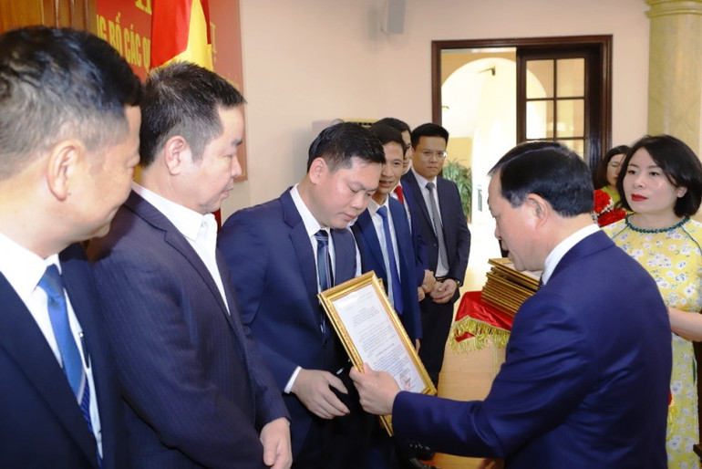 Phó Bí thư Thường trực Tỉnh ủy Thanh Hóa trao quyết định phân công nhiệm vụ mới cho các cán bộ.