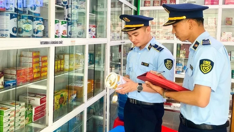 Lực lượng quản lý thị trường Thanh Hóa kiểm tra sản phẩm sữa bày bán, tiêu thụ trên địa bàn tỉnh.