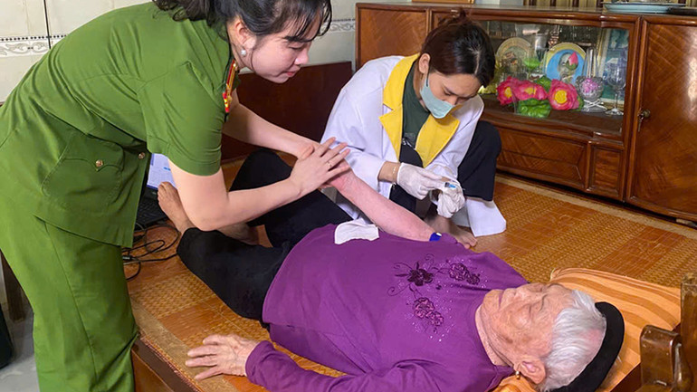 Tổ công tác đến gia đình thăm khám sức khỏe và thu nhận mẫu ADN của thân nhân liệt sĩ.