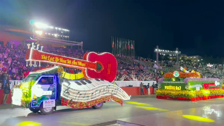 Xe hoa được trang trí chủ đề về Đà Lạt - thành phố sáng tạo âm nhạc của UNESCO.