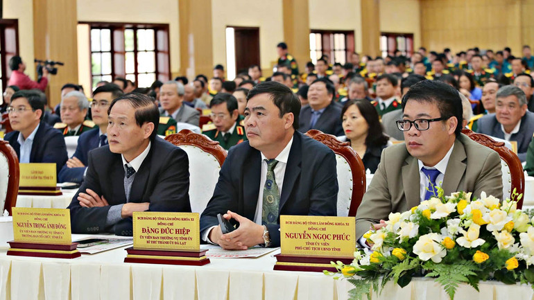 Đại biểu tham dự buổi lễ.