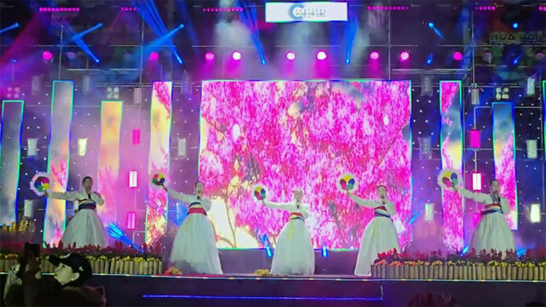 Tiết mục của các nghệ sĩ đến từ thành phố Chuncheon, Hàn Quốc. Tiết mục của các nghệ sĩ đến từ thành phố Chuncheon, Hàn Quốc.