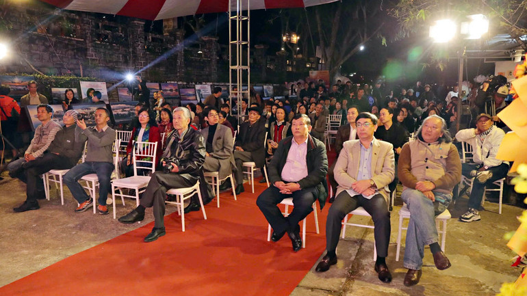 Đại biểu tham dự triển lãm.