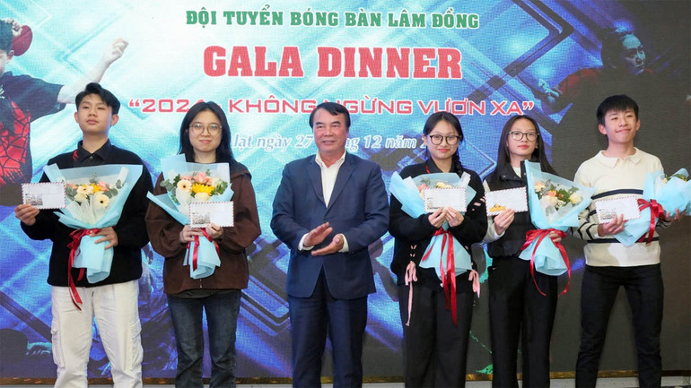 Phó Chủ tịch Ủy ban nhân dân tỉnh Lâm Đồng Phạm S trao thưởng cho các vận động viên Đội tuyển Bóng bàn Lâm Đồng đạt thành tích trong năm 2024.