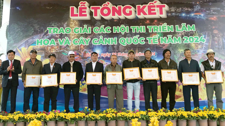 Phó Chủ tịch Ủy ban nhân dân thành phố Đà Lạt Nguyễn Văn Sơn trao giấy khen tặng các tập thể và cá nhân.