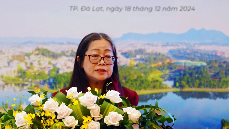 Đại biểu tham luận tại hội thảo.