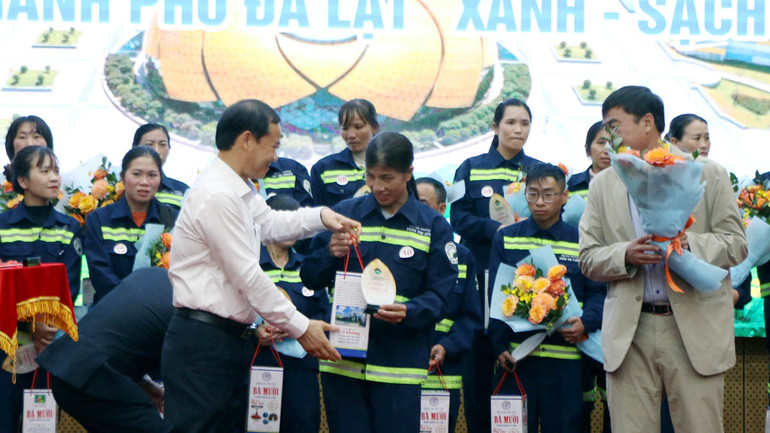 Quyền Bí thư Tỉnh ủy Lâm Đồng gửi tặng mỗi công nhân một phần quà là đặc sản Phú Yên, quê hương ông, để anh chị em công nhân vui Xuân, đón Tết. Quyền Bí thư Tỉnh ủy Lâm Đồng gửi tặng mỗi công nhân một phần quà là đặc sản Phú Yên, quê hương ông, để anh chị em công nhân vui Xuân, đón Tết.