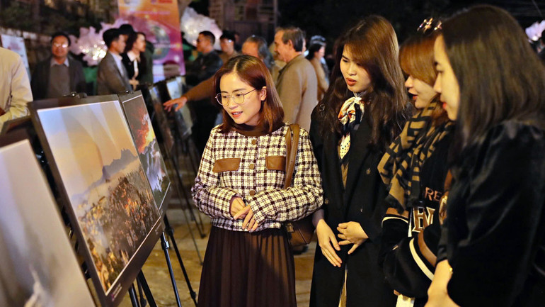 Người dân Đà Lạt và du khách tham quan triển lãm.