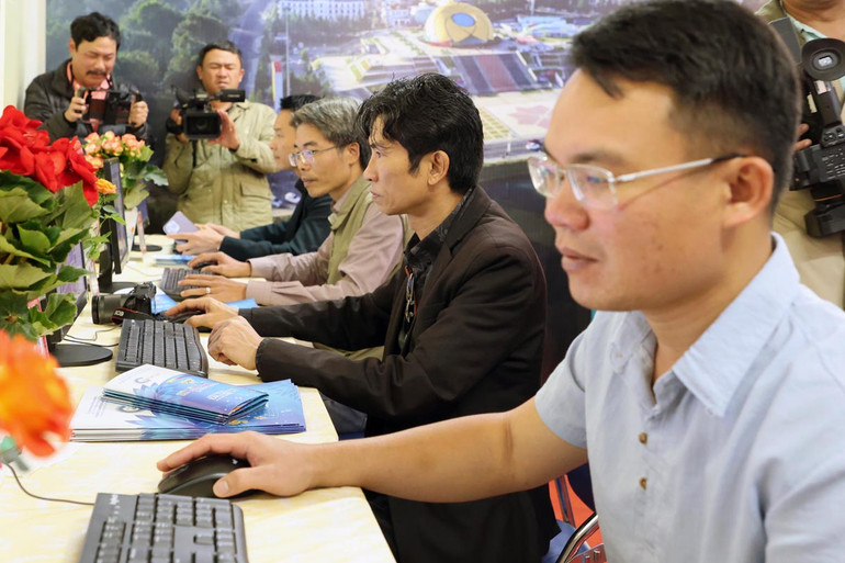 Các phóng viên sử dụng thiết bị tại Trung tâm báo chí phục vụ Festival Hoa Đà Lạt lần thứ 10.