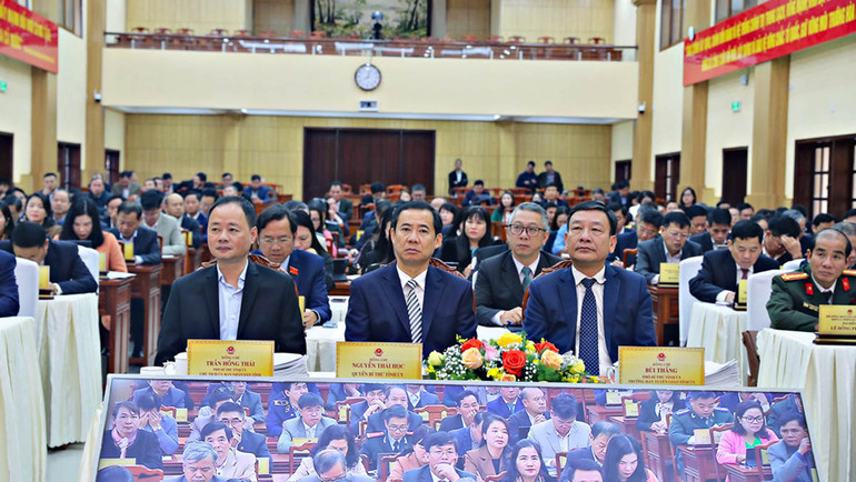 Các đồng chí lãnh đạo Tỉnh ủy, Ủy ban nhân dân tỉnh Lâm Đồng tham dự kỳ họp.