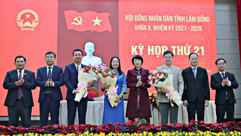 Lãnh đạo Tỉnh ủy, Hội đồng nhân dân và Ủy ban nhân dân tỉnh chúc mừng các đồng chí được bầu Ủy viên Ủy ban nhân dân tỉnh Lâm Đồng khóa X.