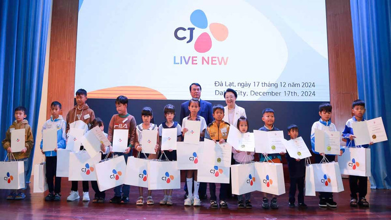 Bà Min Hee Kyung và Phó Chủ tịch Ủy ban nhân dân tỉnh Lâm Đồng Phạm S trao học bổng tặng các học sinh.