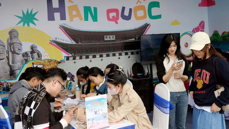 Các gian hàng tại ngày hội đều thu hút du khách.