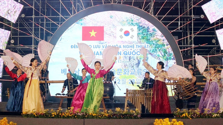 Tiết mục mang nhiều ý nghĩa về quan hệ hữu nghị, kết nghĩa giữa thành phố Đà Lạt và Chuncheon. Tiết mục mang nhiều ý nghĩa về quan hệ hữu nghị, kết nghĩa giữa thành phố Đà Lạt và Chuncheon.