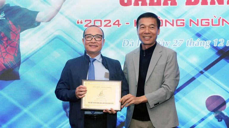 Lãnh đạo Trung tâm Huấn luyện và Thi đấu Thể dục Thể thao tỉnh Lâm Đồng tri ân nhà tài trợ.