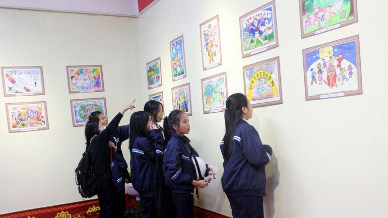 Học sinh thành phố Đà Lạt tham quan triển lãm.