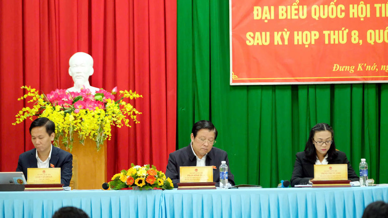 Đại biểu Quốc hội khóa XV tỉnh Lâm Đồng ghi nhận ý kiến của cử tri.