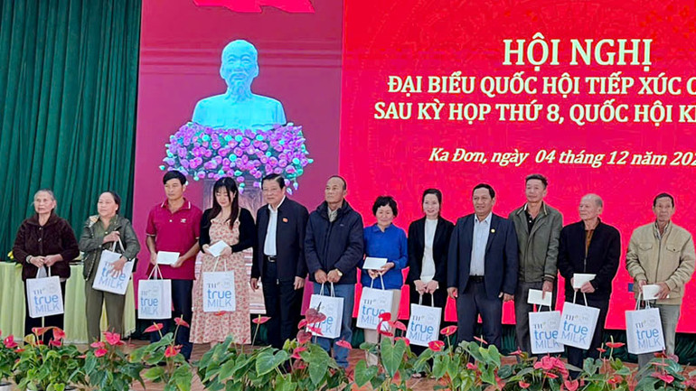 Đồng chí Phan Đình Trạc và lãnh đạo tỉnh Lâm Đồng trao quà tặng gia đình chính sách, hộ nghèo, hộ có hoàn cảnh khó khăn trên địa bàn huyện Đơn Dương.