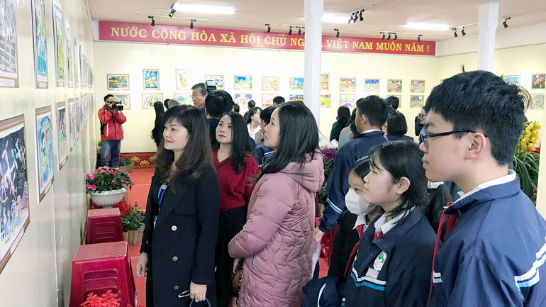 Trong không gian triển lãm.