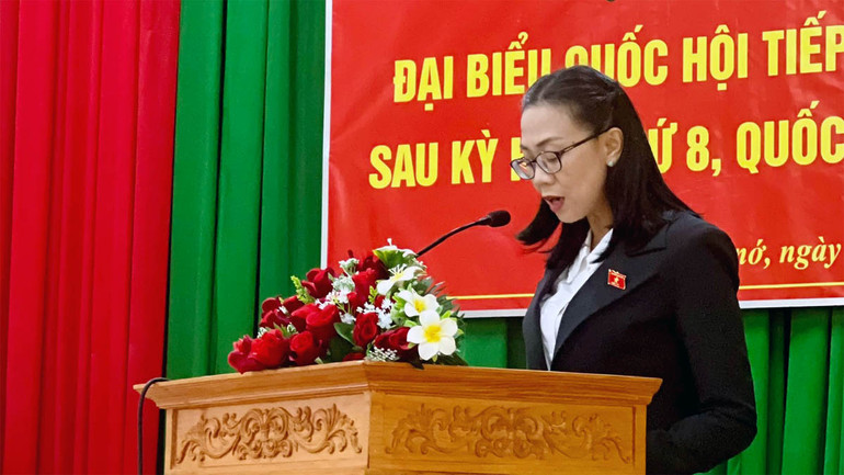 Đại biểu Quốc hội Trịnh Thị Tú Anh báo cáo với cử tri kết quả kỳ họp thứ 8.