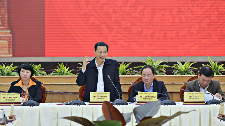 Quyền Bí thư Tỉnh ủy Lâm Đồng Nguyễn Thái Học và các đồng chí chủ trì hội nghị.