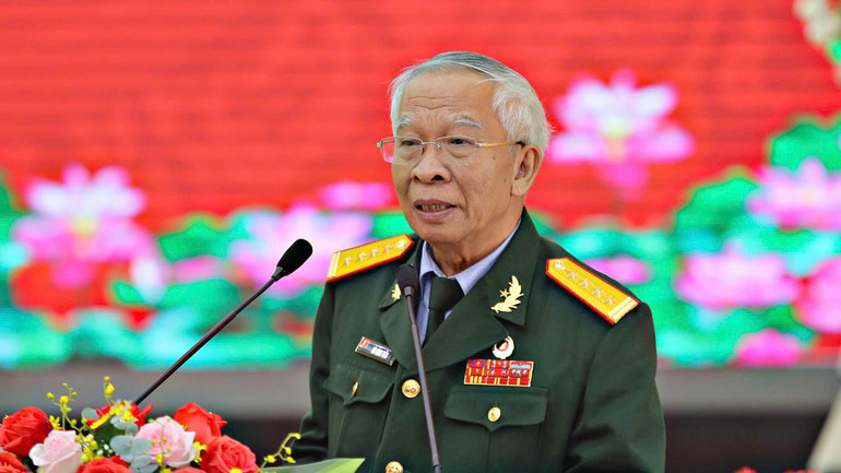 Chủ tịch Hội Cựu chiến binh tỉnh Lâm Đồng Vũ Công Tiến phát biểu tại buổi lễ.