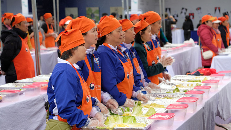 Du khách hào hứng tham gia làm món kim chi dưới sự hướng dẫn của giảng viên ẩm thực đến từ Hàn Quốc.