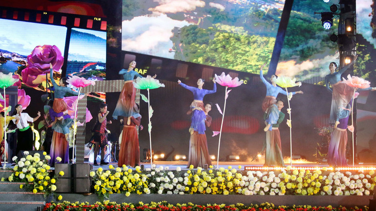 Sắc màu đêm khai mạc Festival Hoa Đà Lạt lần thứ 10.