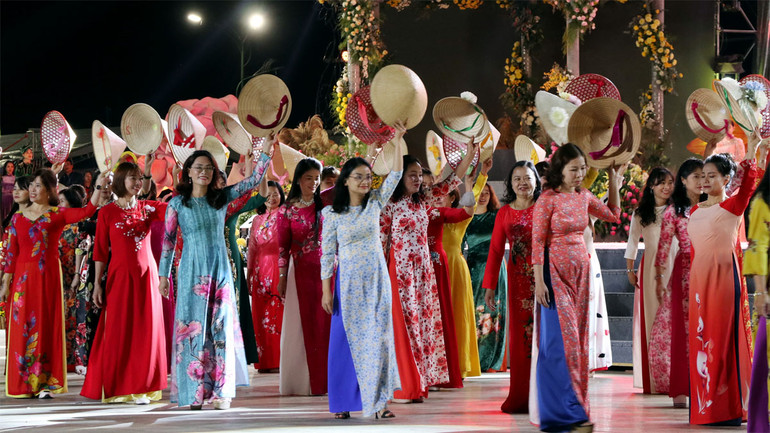 Phụ nữ xứ ngàn hoa Đà Lạt duyên dáng trong tà áo dài.