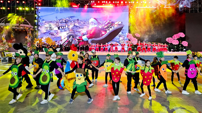 Chương trình còn có các hoạt động biểu diễn DJ, khởi động tạo hiệu ứng ánh sáng; biểu diễn của các nhóm nhạc trẻ của Đà Lạt; diễu hành và biểu diễn mô-tô, diễn xướng cồng chiêng, xoang...