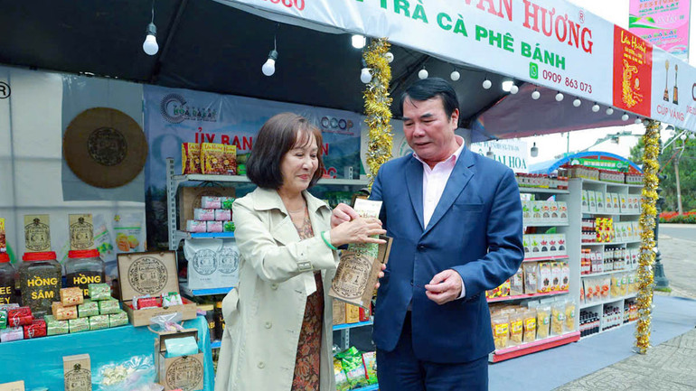 Chủ danh trà Làn Hương (thành phố Bảo Lộc, Lâm Đồng) chia vui thành quả sản phẩm khởi nghiệp với tác giả giống chè LĐ 97 - Kỷ lục gia thế giới, Tiến sĩ Phạm S, Phó Chủ tịch Ủy ban nhân dân tỉnh Lâm Đồng. Chủ danh trà Làn Hương (thành phố Bảo Lộc, Lâm Đồng) chia vui thành quả sản phẩm khởi nghiệp với tác giả giống chè LĐ 97 - Kỷ lục gia thế giới, Tiến sĩ Phạm S, Phó Chủ tịch Ủy ban nhân dân tỉnh Lâm Đồng.