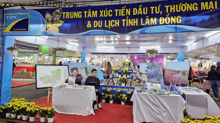 Gian hàng của Trung tâm Xúc tiến đầu tư, Thương mại và Du lịch tỉnh Lâm Đồng tại chương trình.