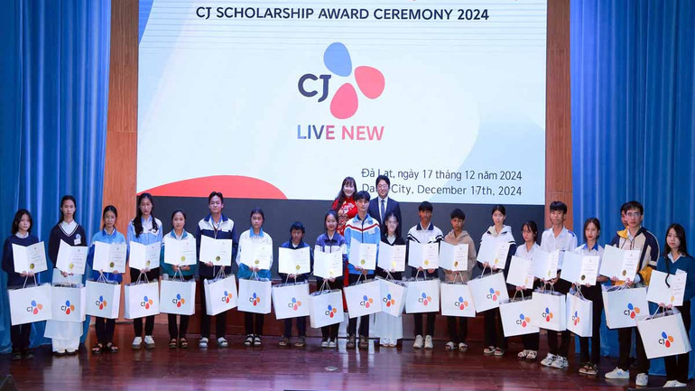 Lãnh đạo Sở Giáo dục và Đào tạo Lâm Đồng cùng đại diện Tập đoàn CJ trao học bổng tặng học sinh.