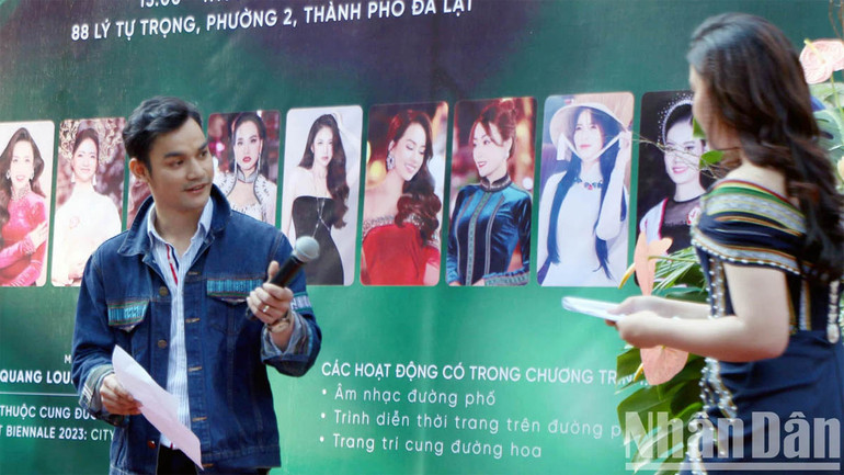 Nhà thiết kế K'Jona trong lần ra mắt bộ sưu tập "Hoa Lang Biang" tại Đà Lạt.