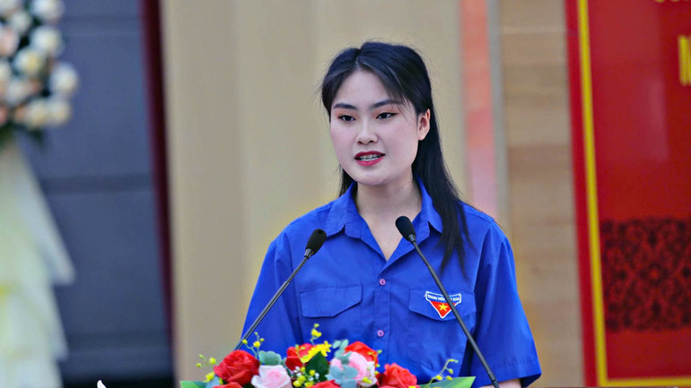 Sinh viên Nguyễn Thị Quỳnh Thư thay mặt thế hệ trẻ phát biểu tại buổi lễ.