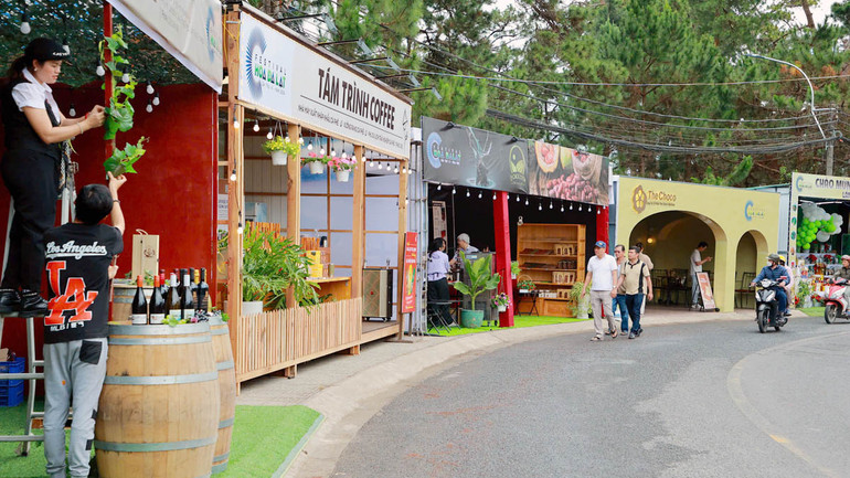 Không gian phố rượu vang, trà, cà-phê và đặc sản Đà Lạt - Lâm Đồng. Không gian phố rượu vang, trà, cà-phê và đặc sản Đà Lạt - Lâm Đồng.