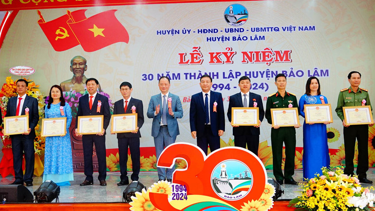 Nhiều tập thể và cá nhân được tặng bằng khen của Ủy ban nhân dân tỉnh Lâm Đồng. Nhiều tập thể và cá nhân được tặng bằng khen của Ủy ban nhân dân tỉnh Lâm Đồng.