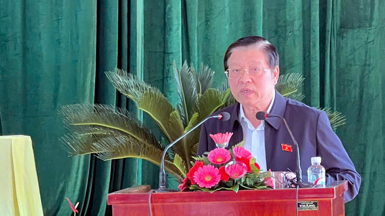 Đồng chí Phan Đình Trạc phát biểu ý kiến tại buổi tiếp xúc cử tri.