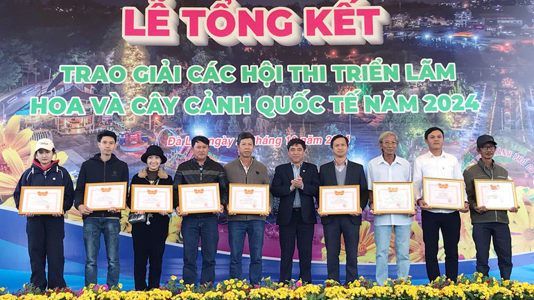 Phó Chủ tịch HĐND thành phố Đà Lạt Nguyễn Văn Tới trao giấy khen tặng các tập thể và cá nhân.