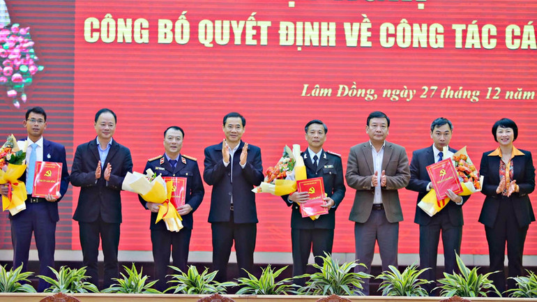 Thường trực Tỉnh ủy Lâm Đồng trao quyết định của Ban Bí thư Trung ương Đảng chỉ định 4 đồng chí tham gia Ban Chấp hành Đảng bộ tỉnh Lâm Đồng.