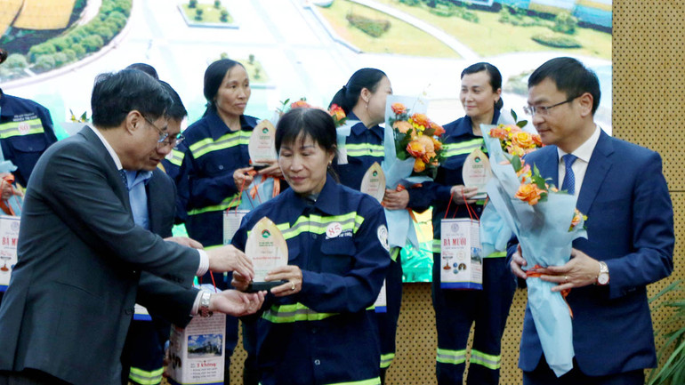 Lãnh đạo tỉnh Lâm Đồng và thành phố Đà Lạt biểu dương công nhân môi trường. Lãnh đạo tỉnh Lâm Đồng và thành phố Đà Lạt biểu dương công nhân môi trường.