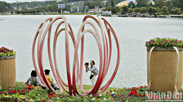 Du khách đến với thành phố ngàn hoa Đà Lạt.